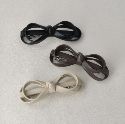 Kẹp tóc Osewaya chiếc nơ bằng da 25VT0374